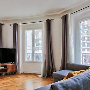 Quartier Emily In Notre Dame Paris