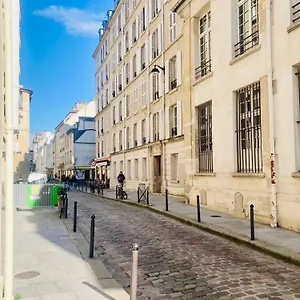 Elegant Flat In The Historic Center Of Paris